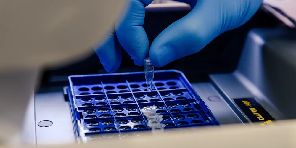 O material foi remetido ao Instituto de Medicina Social e de Criminologia de São Paulo (Imesc), que registrou a falta de assinatura do réu na ficha de inscrição e no cartão de coleta do material biológico