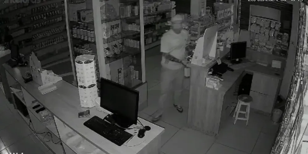 Homem leva dinheiro do caixa após arrombar a porta de farmácia