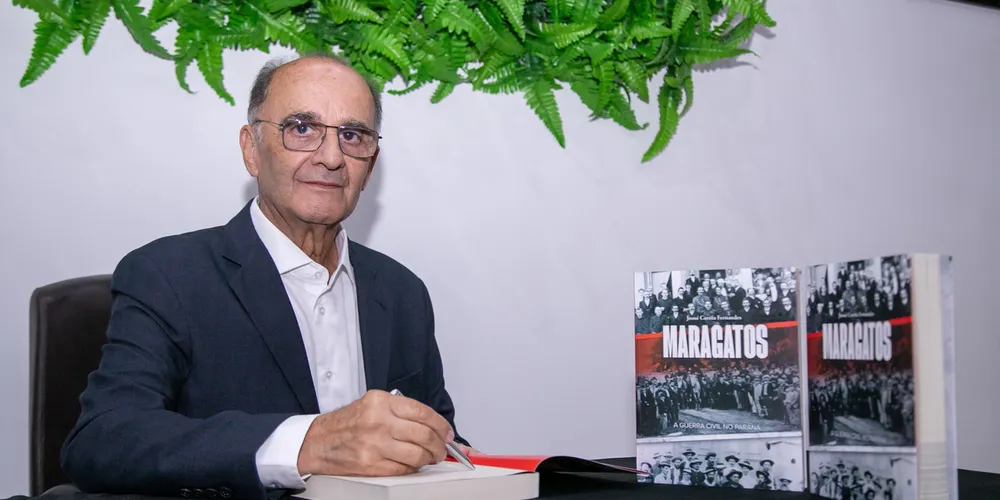 O autor Josué Corrêa Fernandes no lançamento de seu
novo livro, “Maragatos – A Guerra Civil no Paraná” na ACIPG.
