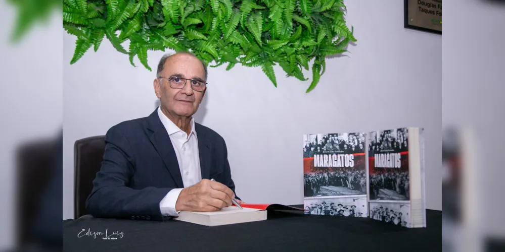 O autor Josué Corrêa Fernandes no lançamento de seu
novo livro, “Maragatos – A Guerra Civil no Paraná” na ACIPG.