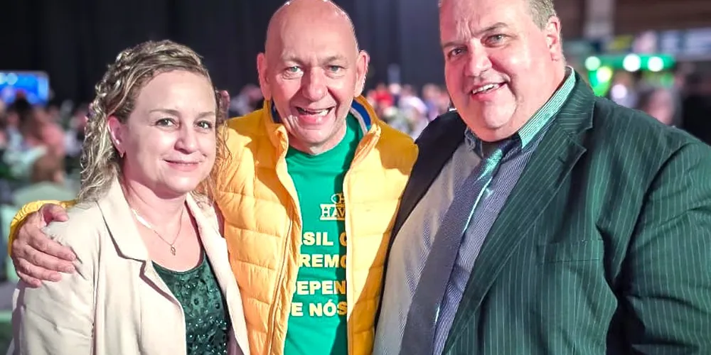 Luciano Hang (ao centro) é proprietário da rede de Lojas Havan