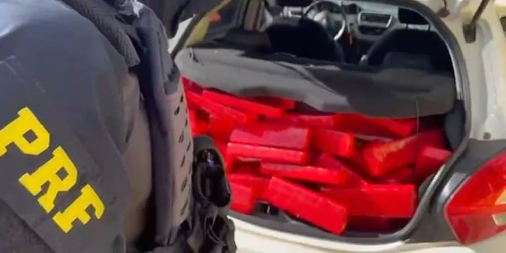 Droga foi encontrada no porta-malas e no banco traseiro do carro