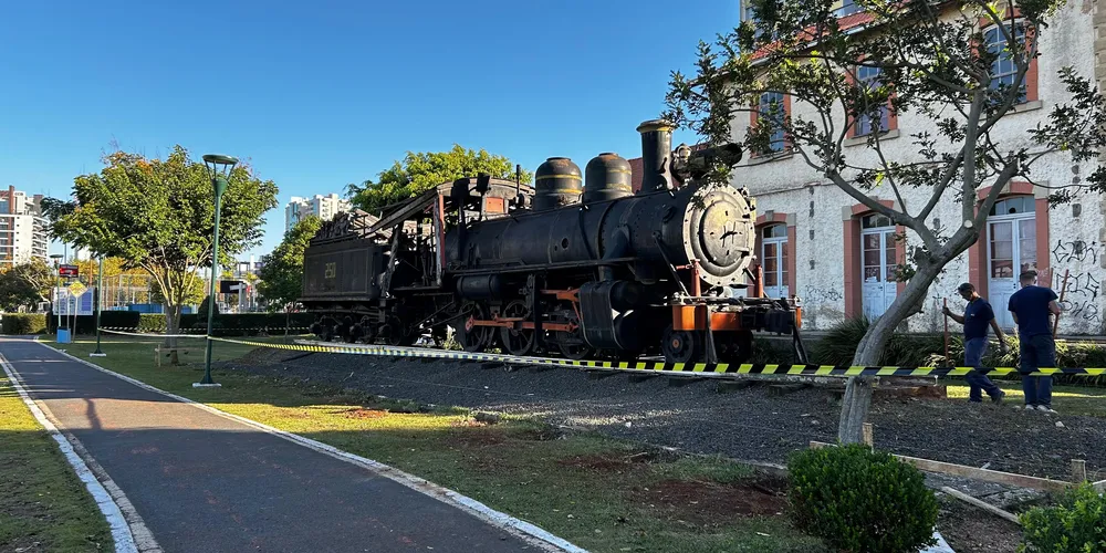 Locomotiva está em exposição ao lado da Estação Paraná, no Parque Ambiental