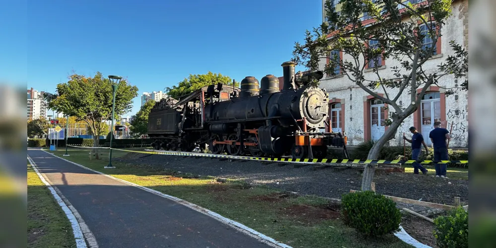 Locomotiva está em exposição ao lado da Estação Paraná, no Parque Ambiental