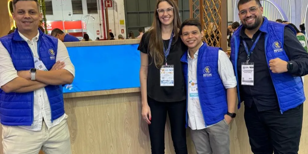 Consultora do Sebrae/PR, Thaise Amaral, com a equipe de expansão da Mestre de Obras