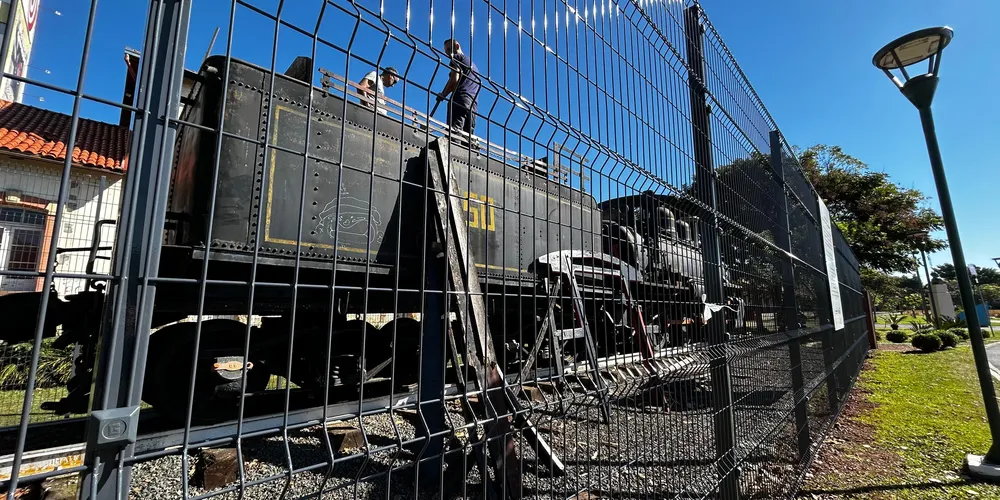 Madeiramento apodrecido está sendo retirado da locomotiva