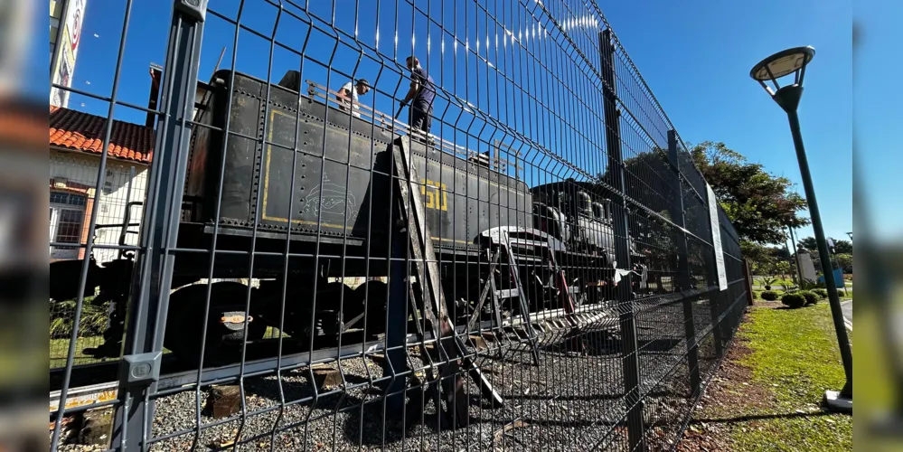 Madeiramento apodrecido está sendo retirado da locomotiva