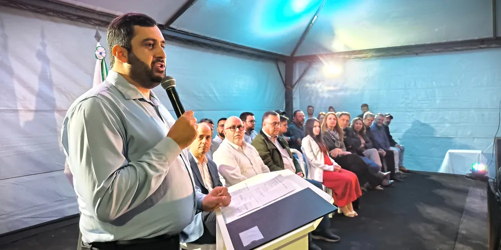 Prefeito Lucas Machado, durante assinatura da ordem de serviço