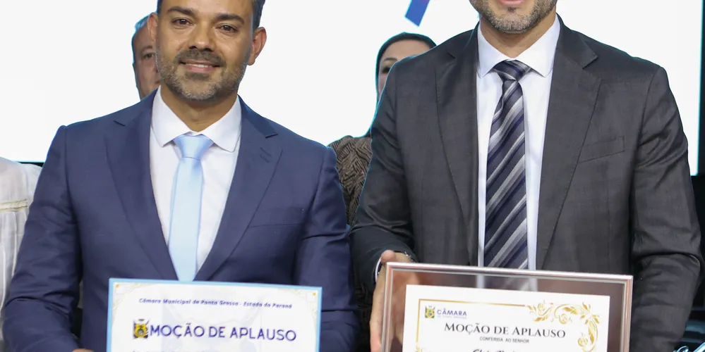 Eloir Rodrigues recebe de Daniel Milla as homenagens da Câmara Municipal