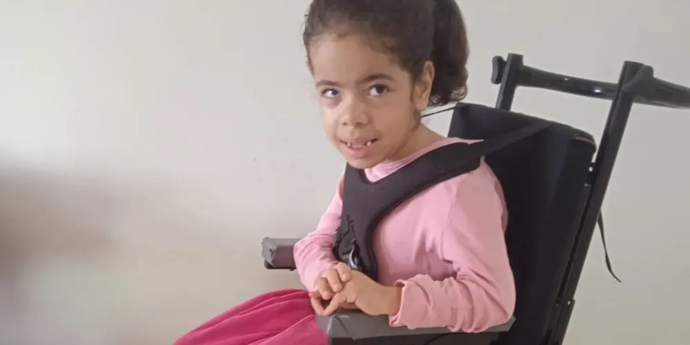 Nathália Mainardes utiliza cadeira de rodas especial