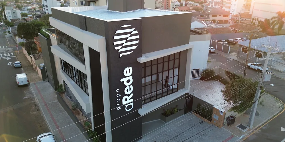 A nova casa é constituída por três pavimentos, sendo que o primeiro abrigará a recepção, o comercial e projetos.