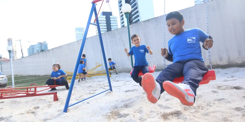 Alunos estrearam as instalações de um novo parquinho infantil