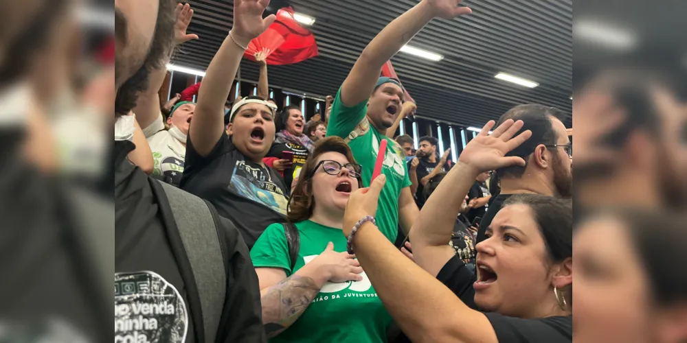 Manifestantes protestam contra programa 'Parceiro da Escola'