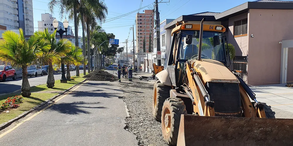 Rua Dr. Francisco Búrzio recebe novo pavimento asfáltico