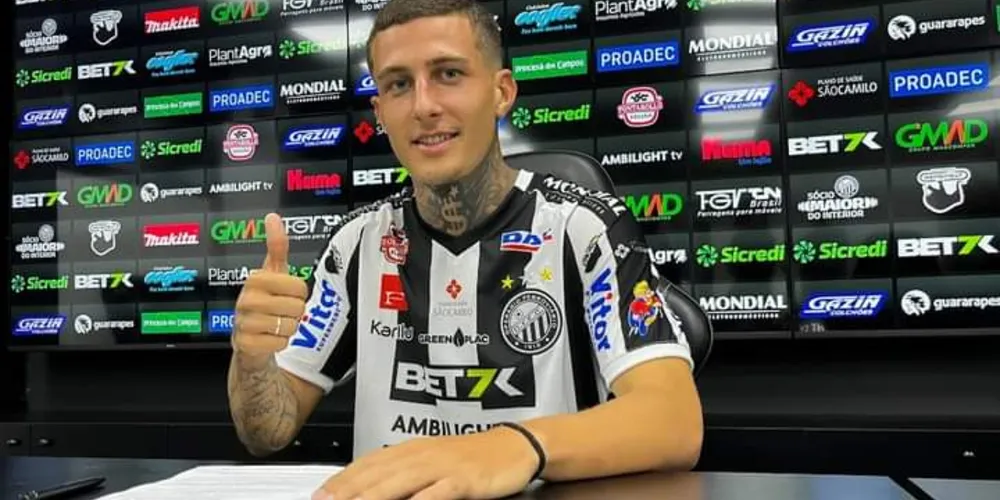 O volante Zé Pagliarini, de apenas 20 anos, assinou nessa sexta-feira (24) seu primeiro contrato profissional com o Operário