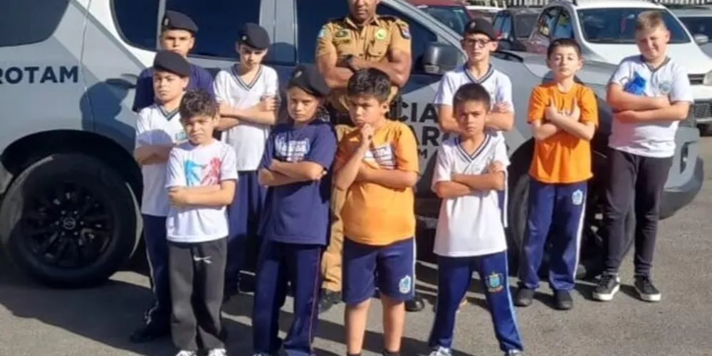 Companhia policial recebe visita de crianças em Castro