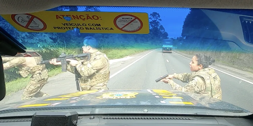 Imagem ilustrativa da imagem Após perseguição, PRF apreende 422 kg de maconha no PR; assista