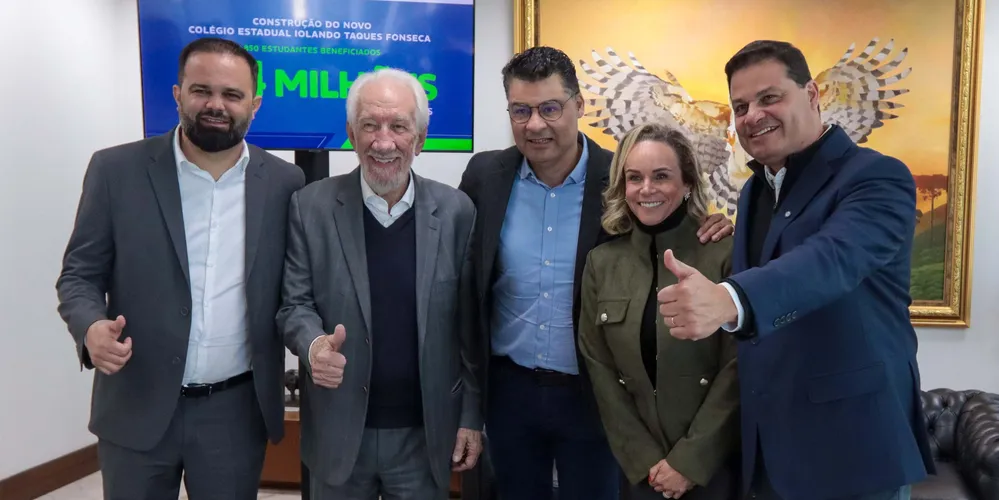 O governador em exercício, Darci Piana, e o secretario de Educação, Roni Miranda, anunciam a construção do novo colégio. Junto deles estiveram Luciana Sleutjes, Sandro Alex e Marcelo Rangel