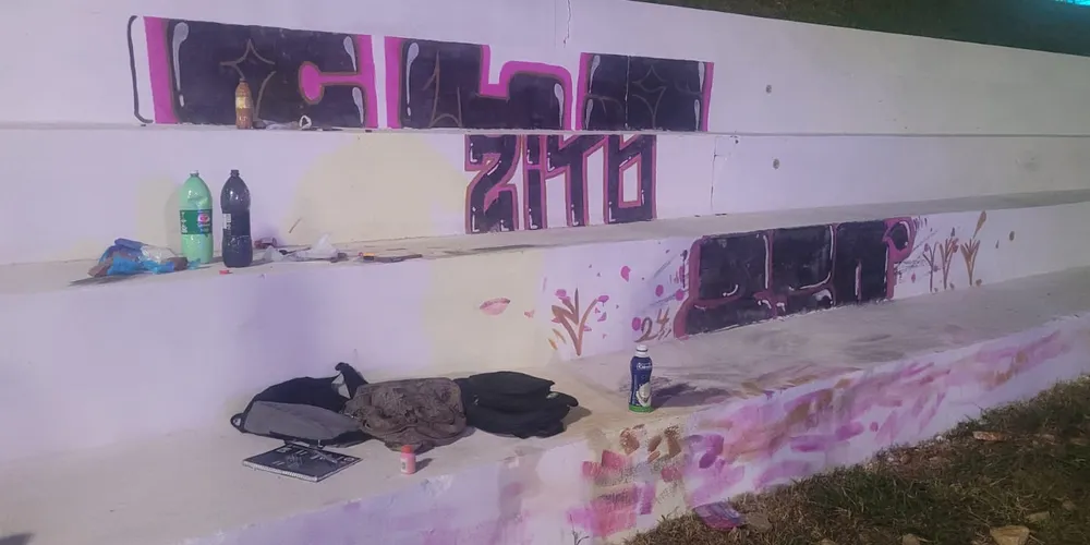 Arquibancada da pista de skate foi pichada