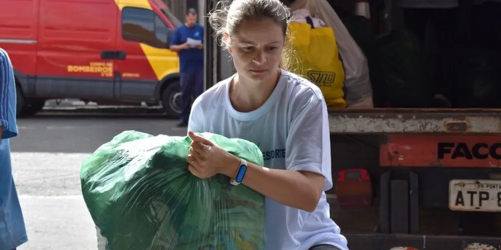 Foram arrecadados itens como água, alimentos, cobertores, roupas, entre outros