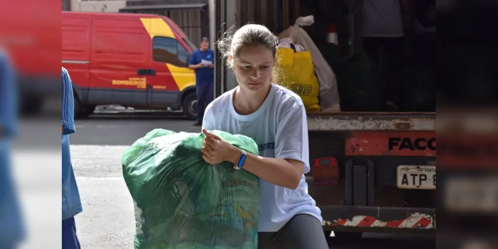 Foram arrecadados itens como água, alimentos, cobertores, roupas, entre outros