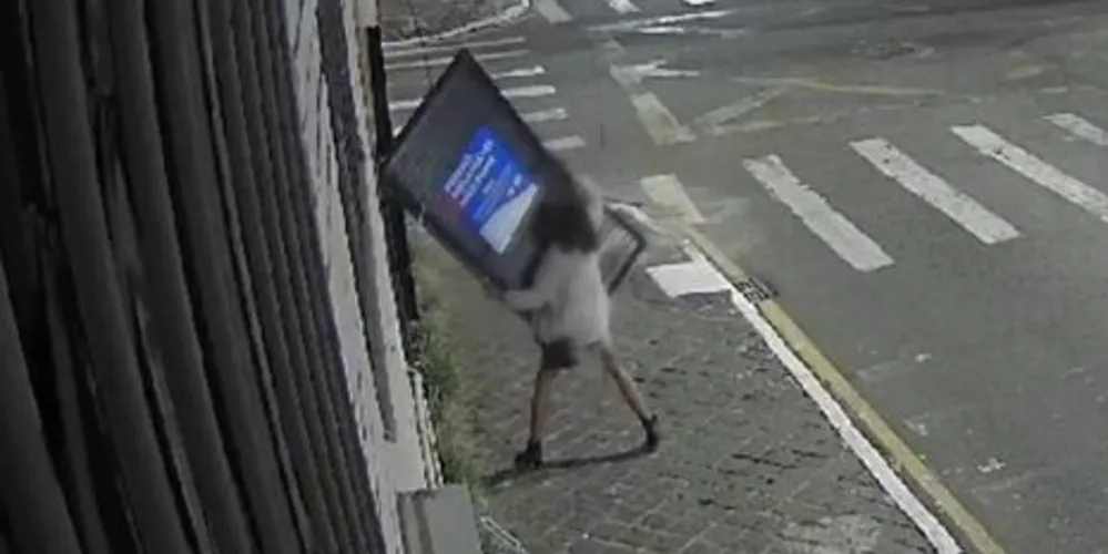 Porta furtada protegia espaço onde ficam guardados botijões de gás