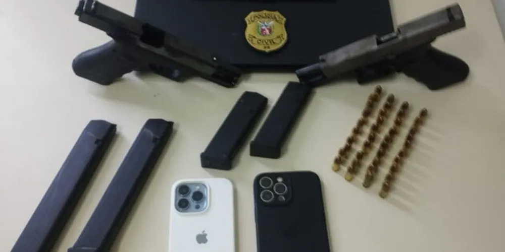 Polícia também localizou pistolas, munições, celulares e carregadores