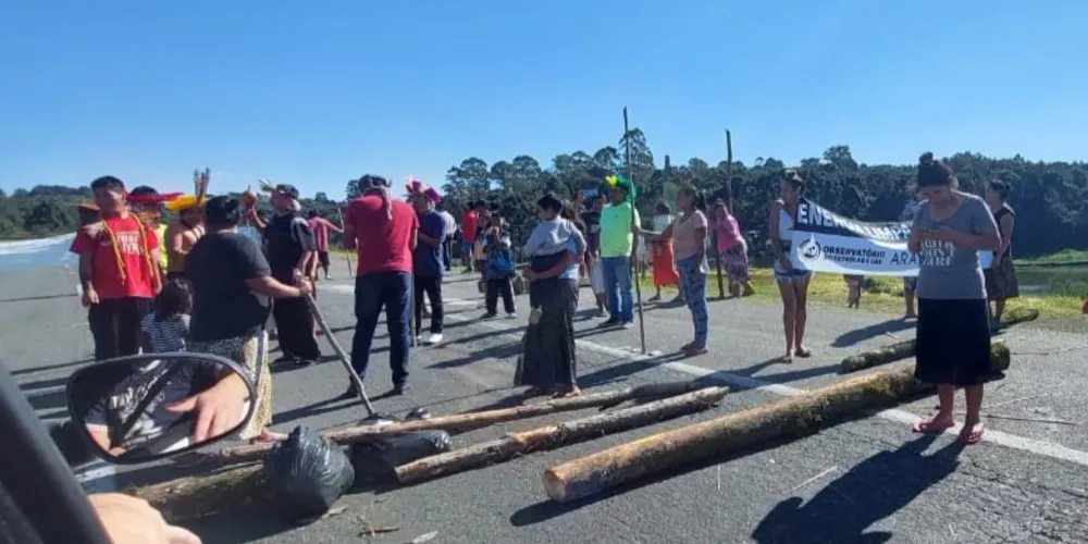 Troncos foram colocados na pista para impedir a passagem dos veículos