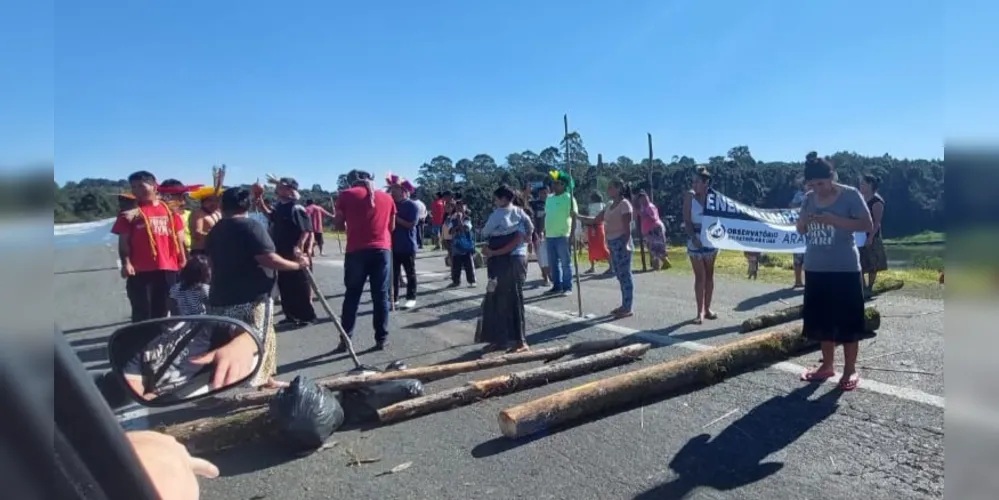 Troncos foram colocados na pista para impedir a passagem dos veículos