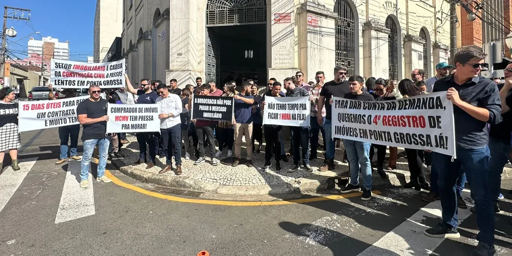 Protesto acontece na rua XV de Novembro