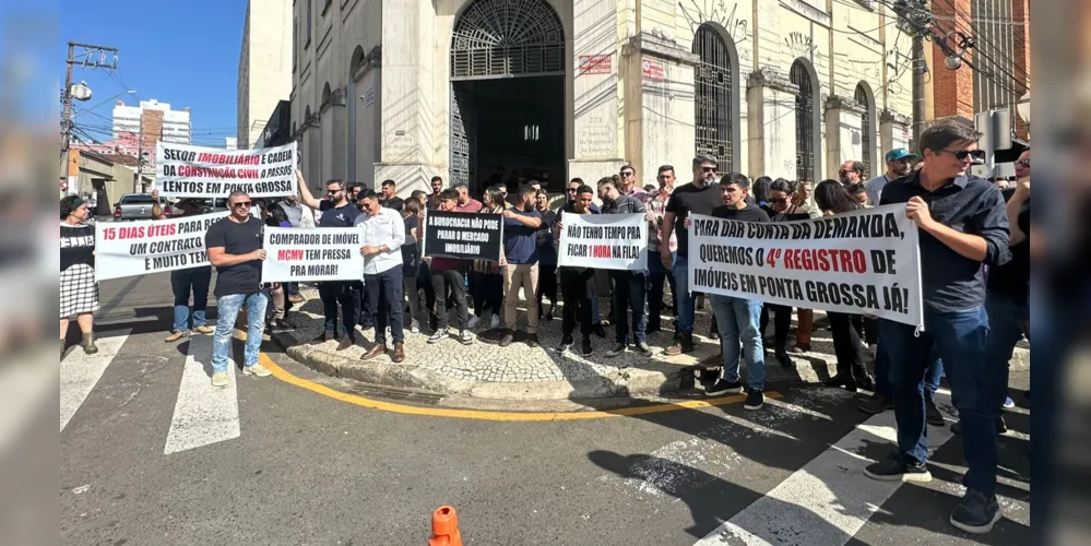 Protesto acontece na rua XV de Novembro