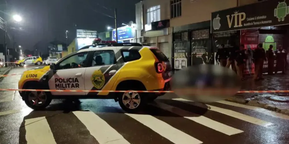 Segundo a PM, os atiradores fugiram em um carro prata