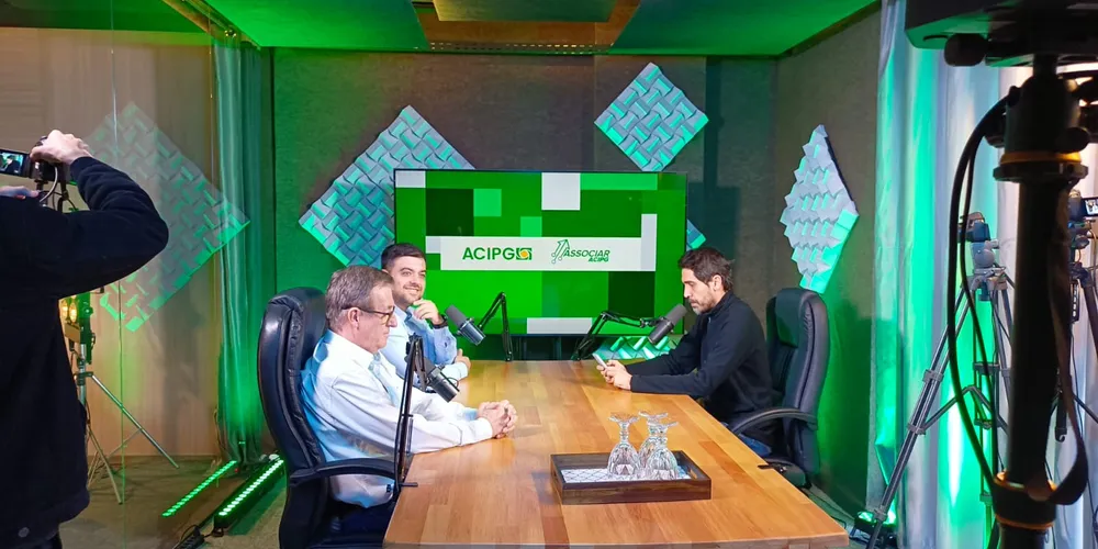 Os episódios do Podcast Acipg são gravados no estúdio Kza Cine, na sede da Acipg