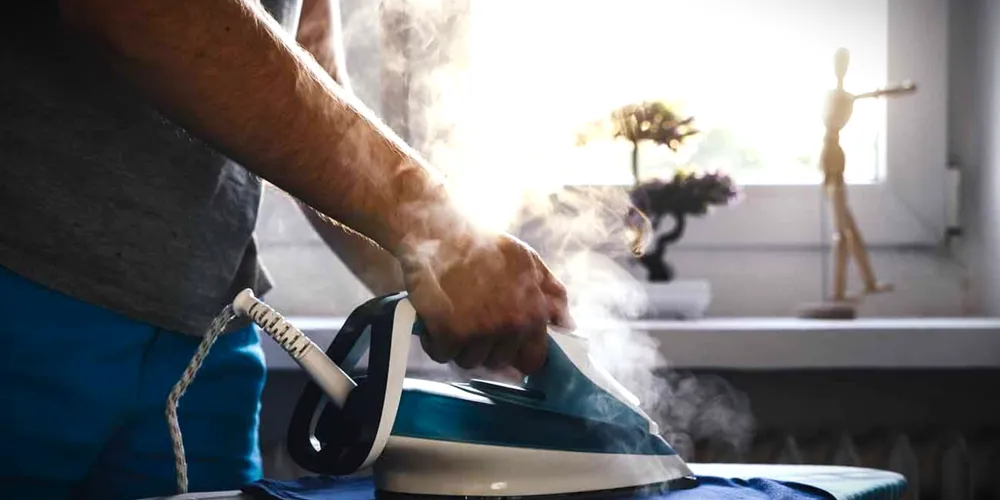 Vítima foi queimada com um ferro de passar roupa