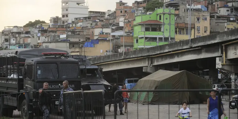 Policial morre e outro fica ferido em confronto no Complexo da Maré