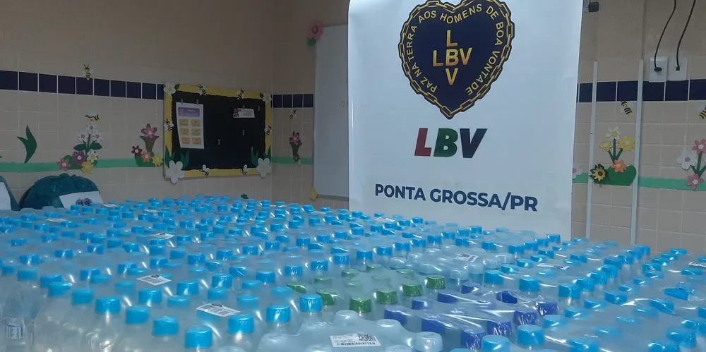 Entre os itens que podem ser doados estão materiais de limpeza, materiais de higiene pessoal, água potável, alimentos não perecíveis e ração para pets.