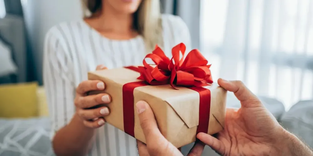 Segundo a pesquisa, homens são os que mais presenteiam no 'Dia dos Namorados'