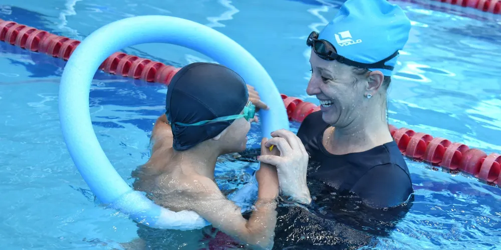 O projeto 'Nadando com Daniel Dias' é gratuito e as vagas são limitadas