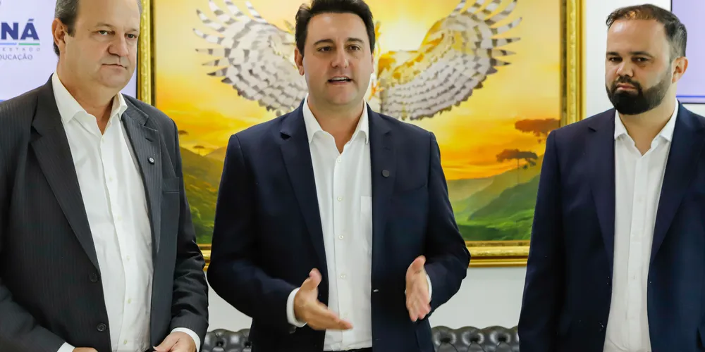 Secretários e ao centro o governador do Paraná, Ratinho Junior