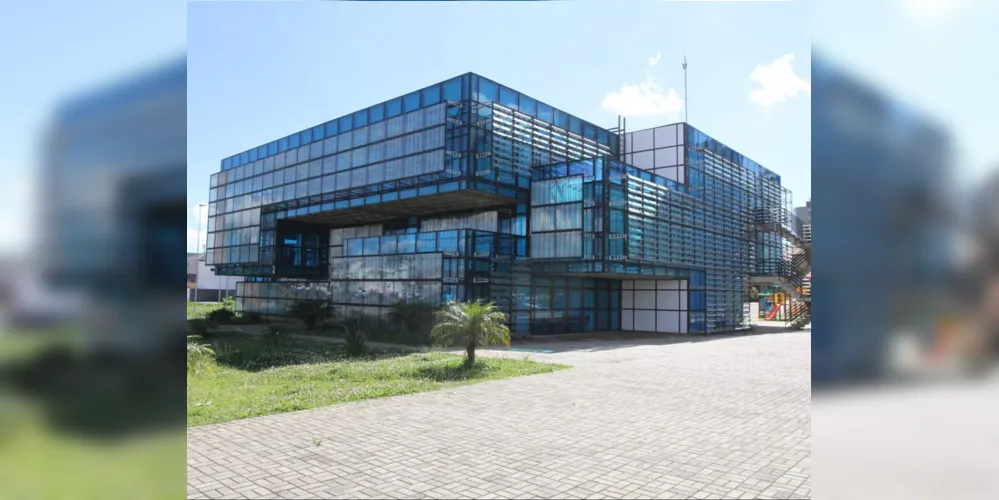 A Biblioteca Pública Municipal Professor Bruno Enei, localizada no bairro Olarias