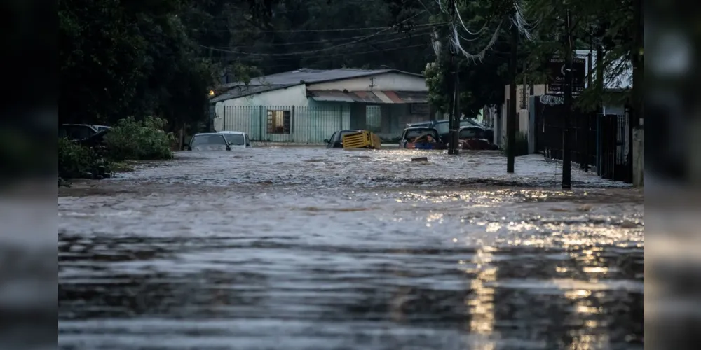 Chuva intensa e prolongada faz cidade suspender aulas e reviver o caos