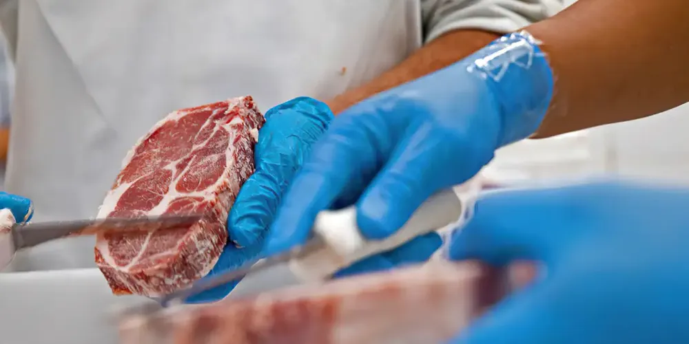Empresas do setor de proteína animal irão doar cerca de 2 milhões de quilos de carne bovina, suína e de frango aos afetados pelas chuvas no Rio Grande do Sul