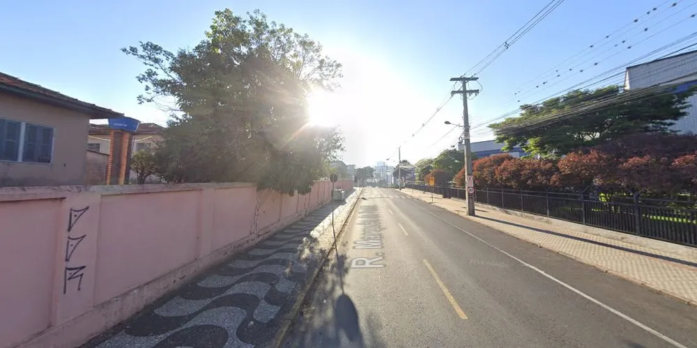 Rua Marquês do Paraná, aos fundos do Colégio Estadual Becker e Silva