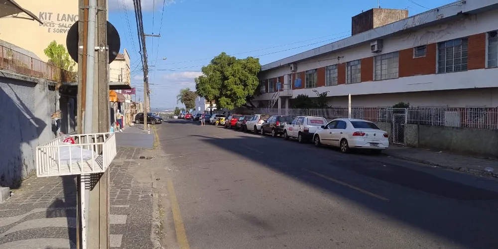 Rua Enfermeiro Paulino, no bairro Uvaranas