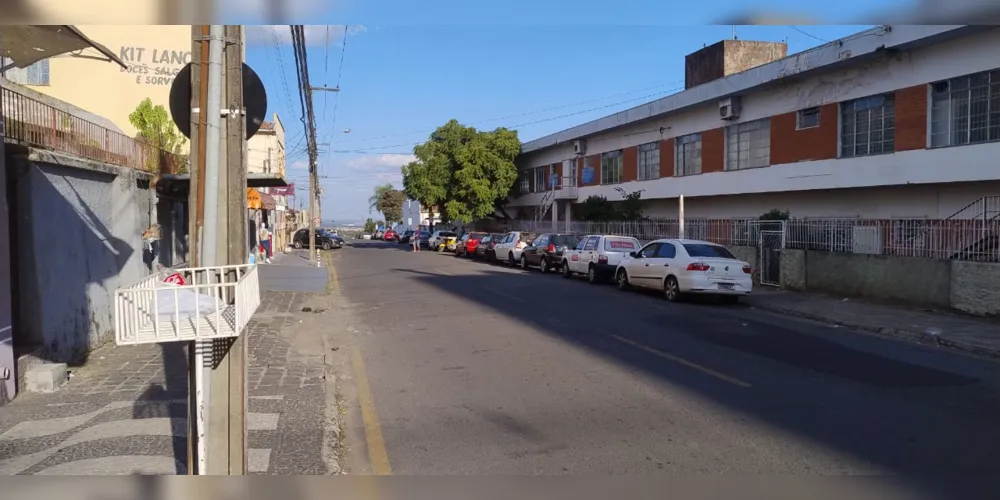 Rua Enfermeiro Paulino, no bairro Uvaranas