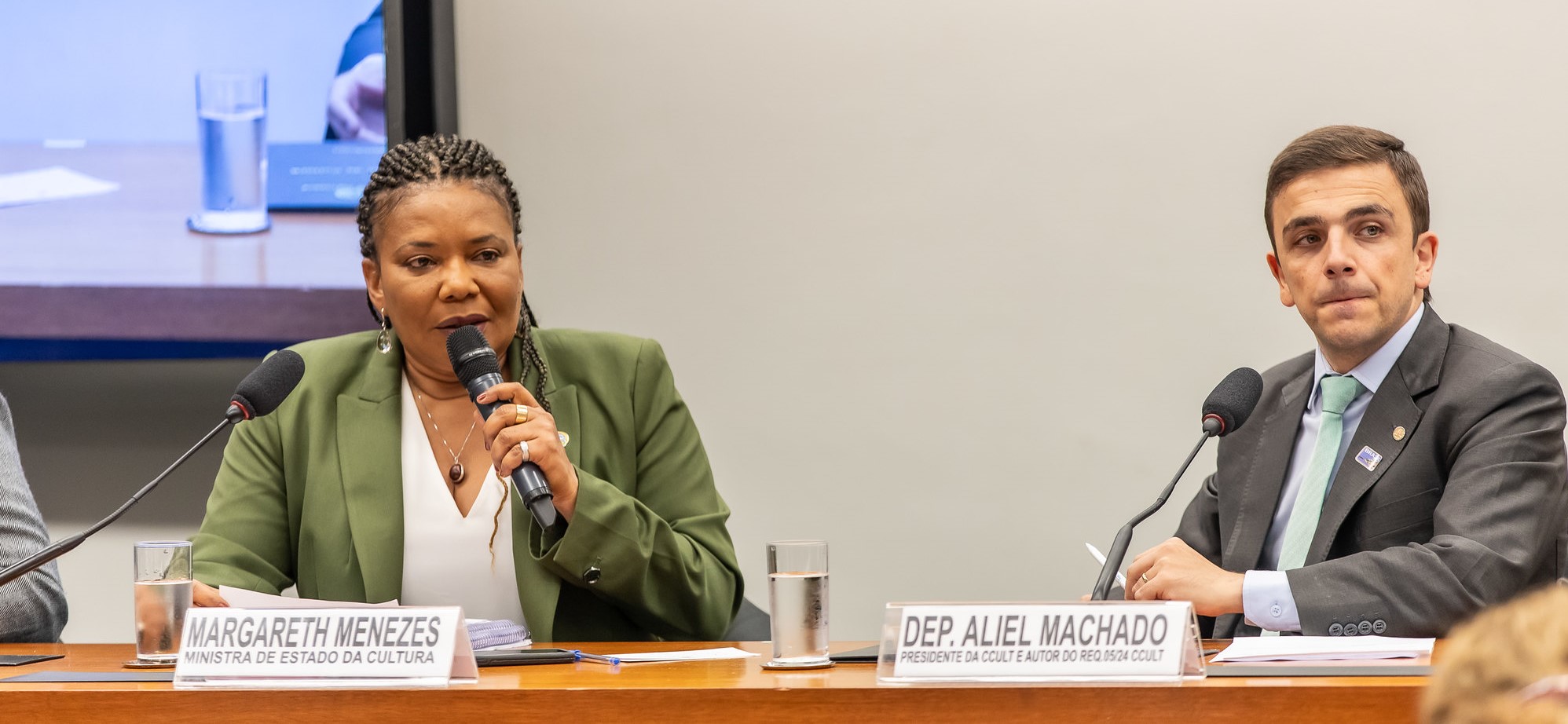 Ministra Margareth Menezes e Aliel Machado durante audiência pública ocorrida em maio