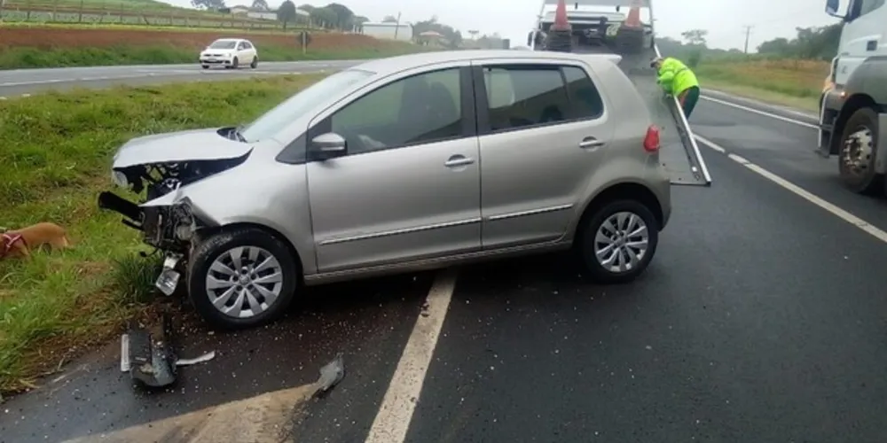 Parte da frente do VW Fox ficou destruída