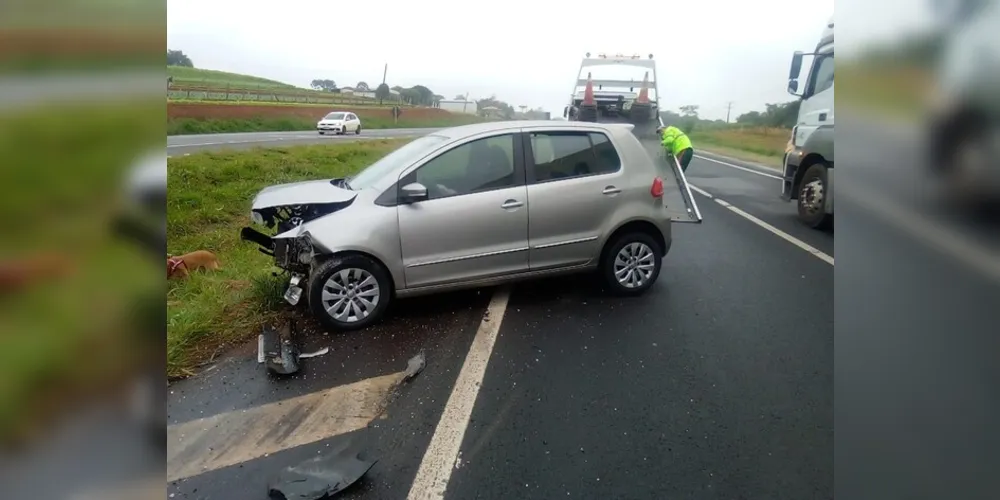 Parte da frente do VW Fox ficou destruída