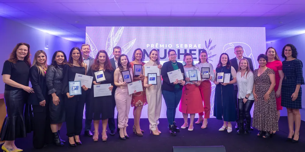 Finalistas do Prêmio Sebrae Mulher de Negócios no Paraná ao lado de equipe do Sebrae/PR, em 2023