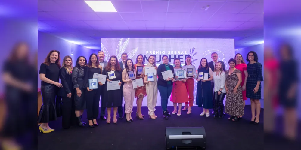 Finalistas do Prêmio Sebrae Mulher de Negócios no Paraná ao lado de equipe do Sebrae/PR, em 2023